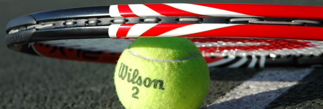 balle de tennis et raquette de tennis