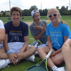 Amis dans le camp de tennis
