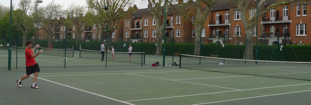 Adult tennis clinic player in Bishops Park, Fulham 