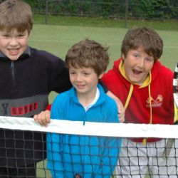 Les jeunes joueurs de tennis au Camp Londres