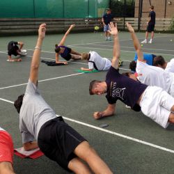 Les joueurs de tennis de la session de remise en forme