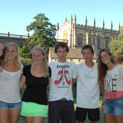 Les joueurs de tennis en face de Christ Church College